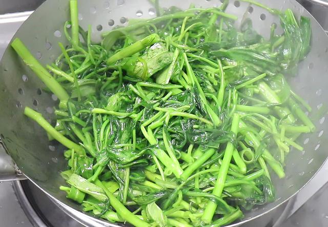 老年人吃什么补钙，中老年人补钙每天要喝多少牛奶（常吃这5种食物）