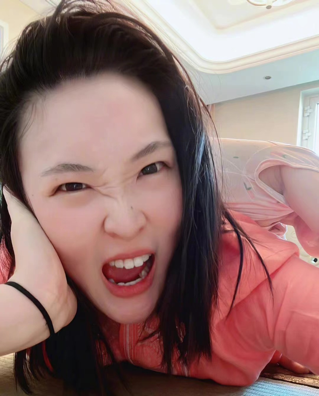 惠若琪晒与女儿合照，女排队长逃不开孩子摧残，表情略显“狰狞”