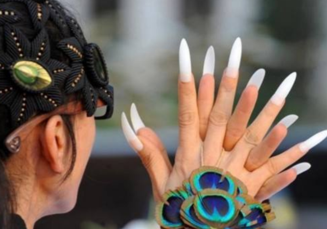 杨丽萍40多年没有指甲，曾为其每年花18万