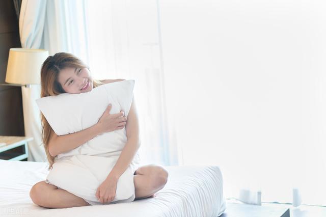 女人暗示你的8种信号，已婚女人暗恋你最准的表现（女人秘密向你坦白的信号）