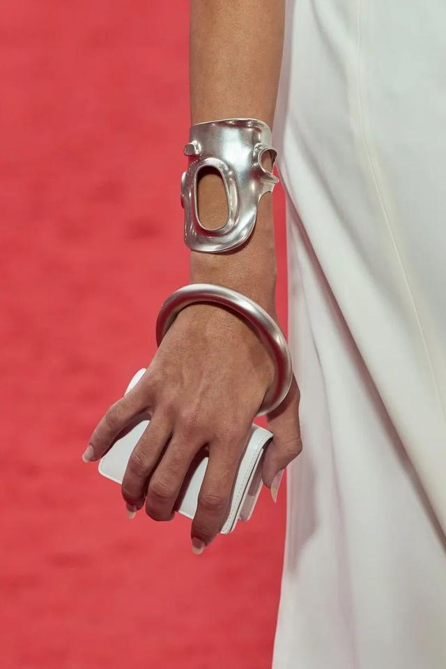 element是什么牌子，ELEMENT是啥牌子的电视（95岁的FERRAGAMO）