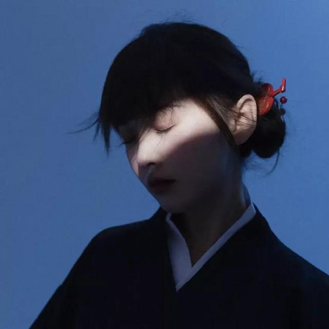 蓝色忧郁女头，微信头像，蓝色忧郁女头（蓝色头像/满满的忧郁感）