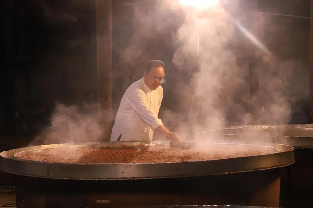 中央电视台一锤定音，中央二套一槌定音男女主持人是谁（赊店老酒彰显“三大优势”）