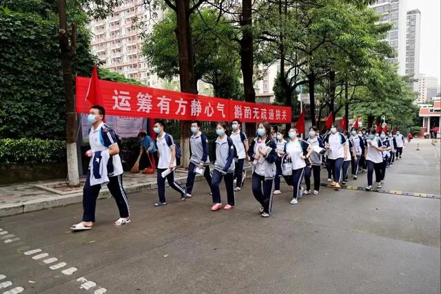 福建高考语文作文，福建高考语文作文题目什么意思怎么写（直击福建各地考场→）