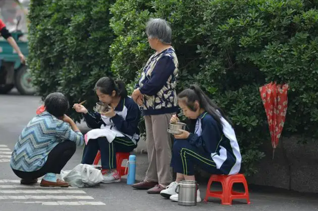 高三应不应该陪读，高一要陪读吗（经验丰富的老师说出原因）