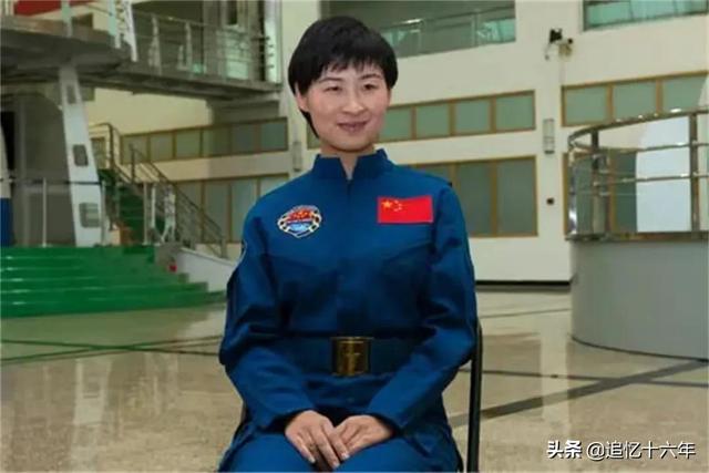 航天员刘洋大校，一张全家福曝光，丈夫才貌双全，儿女绕膝