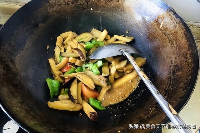 茄子辣椒西红柿的做法，西红柿茄子大辣椒的做法（辣椒西红柿炒茄子独家）