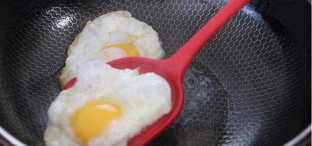 荷包蛋汤好吃做法，荷包蛋汤怎么做才好吃（见到这食材别手软）