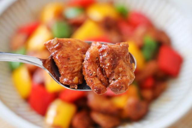 彩椒炒鸡胸的做法，辣椒炒鸡胸肉家常做法（过年要试试这道家常菜）