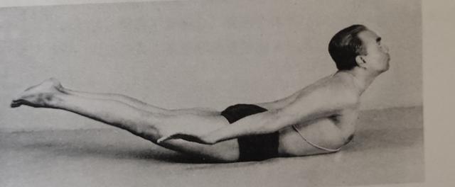 简易蝗虫式瑜伽动作要领，选择比努力更重要