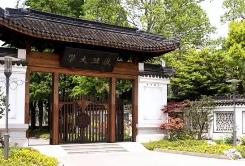 清华和北大哪个好，清华和北大哪个录取分数线更高（中央直属高校排名给出答案）