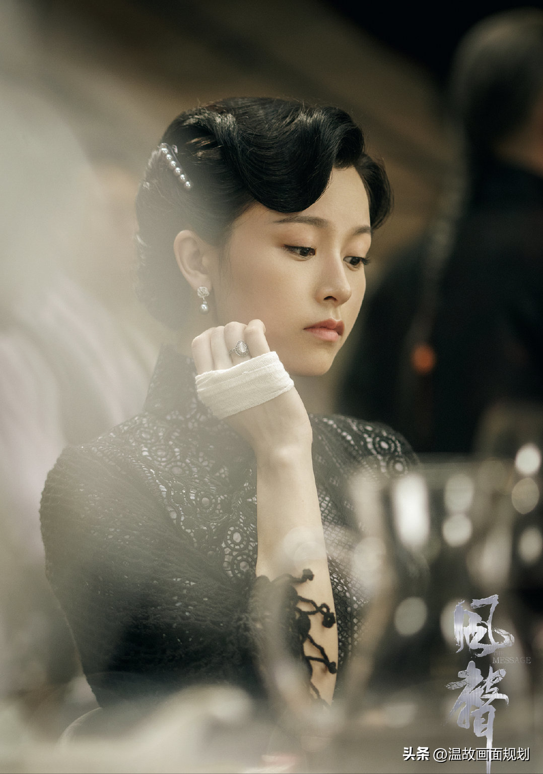 用很强烈的刺激感来征服视觉;电视剧版的《风声》更像是东方审美,表达