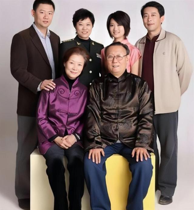 吕中个人资料简介，吕中：嫁小学同窗恩爱一生