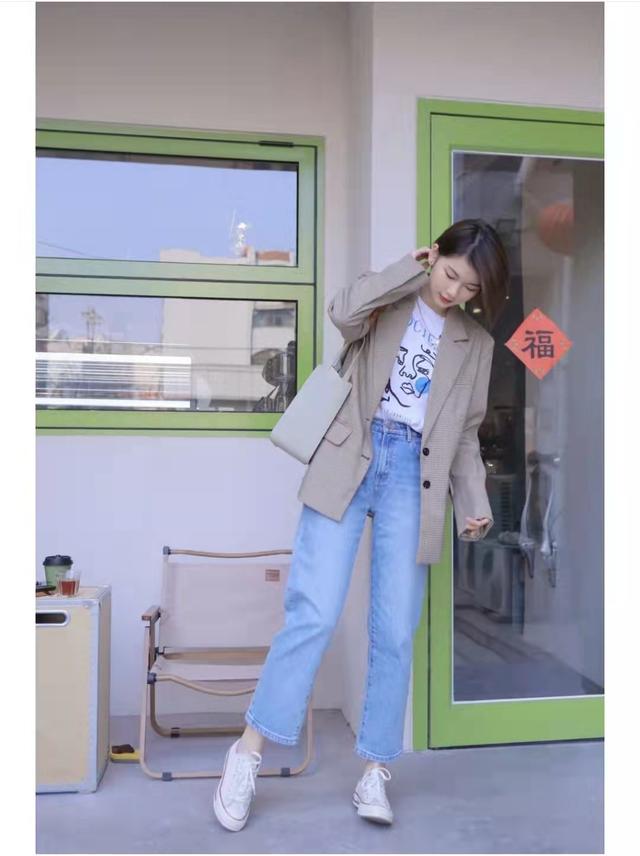 浅色牛仔裤配什么颜色的上衣，浅色牛仔裤如何搭配上衣（浅蓝色牛仔裤配什么上衣好看）