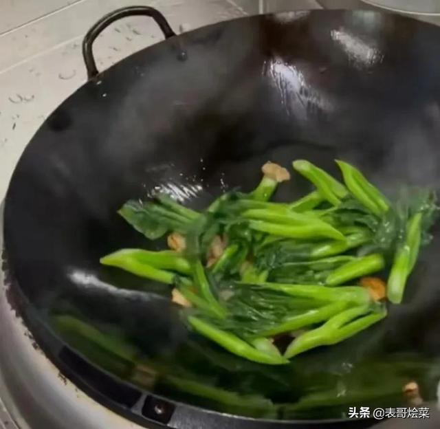 如何蒜蓉炒青菜，蒜蓉炒青菜图片（看完以下几点，便能越炒越香）
