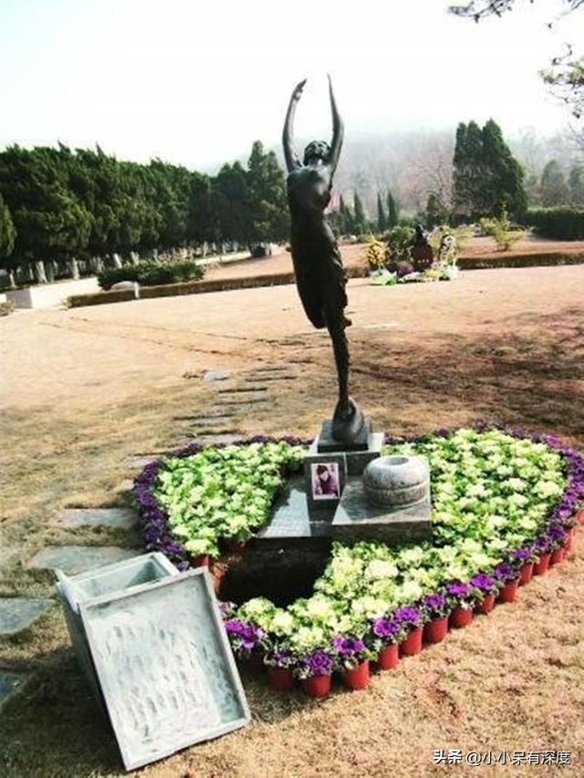 雾柳镇演员表介绍，雾柳镇的大红谁演的（《情深深雨濛濛》中的女三）