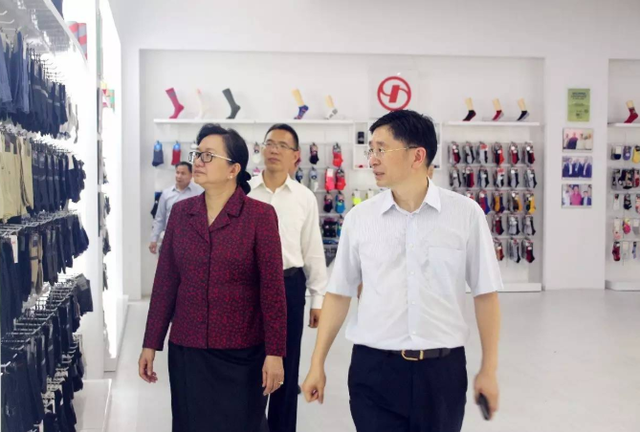 义乌大山里的富人村，翁荣金靠卖袜子成为义乌知名富豪