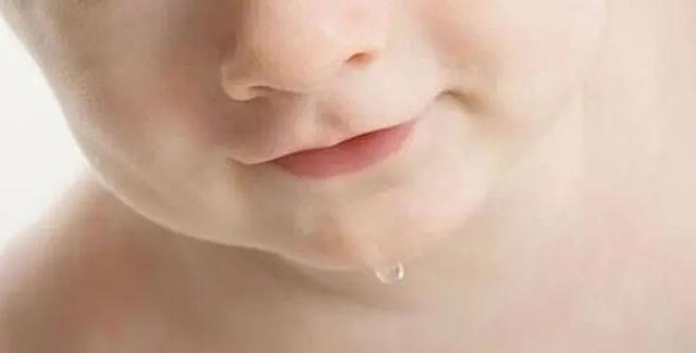 宝宝嘴巴吐唾沫，刚出生宝宝嘴巴吐唾沫（宝宝爱吐舌头和大脑发育有关）