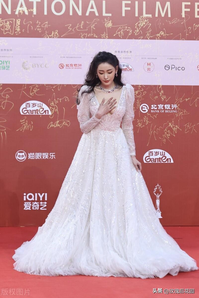 张天爱亮相红毯活动,身穿白色亮钻大裙摆礼服裙奢华高贵