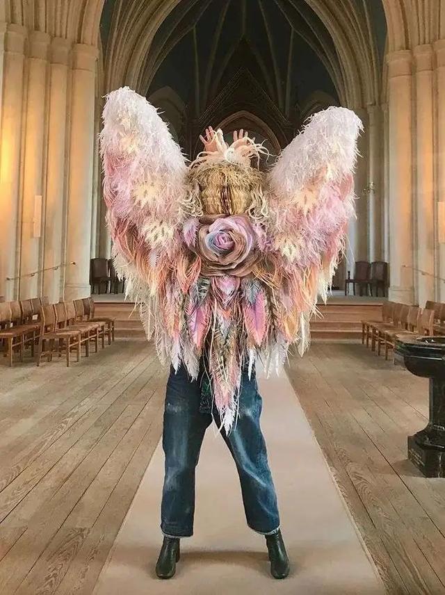 用卫生纸怎么做花，怎样用卫生纸做白花（她用纸种花，美成了童话）