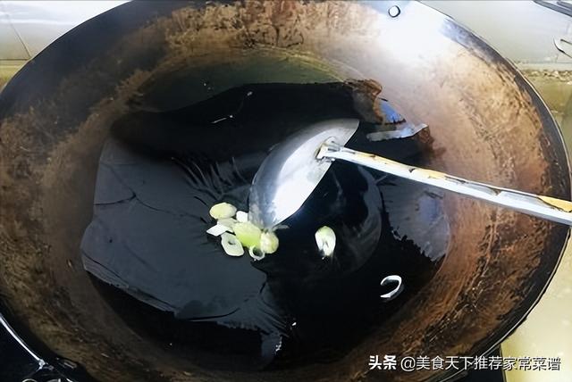 茄子辣椒西红柿的做法，西红柿茄子大辣椒的做法（辣椒西红柿炒茄子独家）