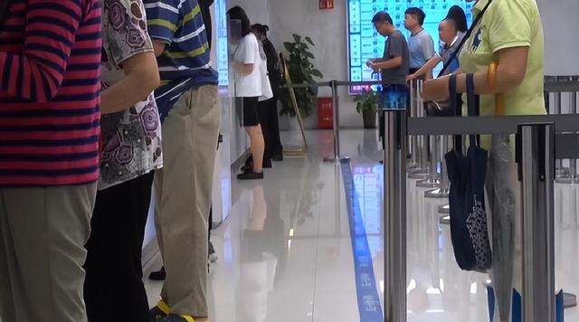 银行定期存款可以提前取出来吗，银行定期存款可以提前支取吗（在银行办理定期存款的要留意了）