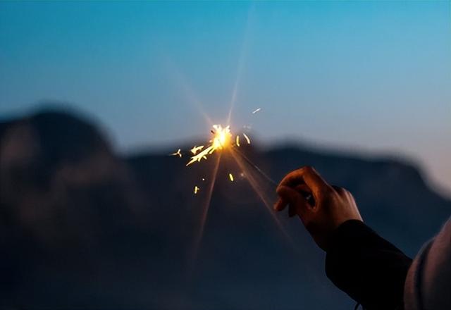 简单有幸福的句子，简单有幸福的句子说说心情（最简单的幸福<精辟>）
