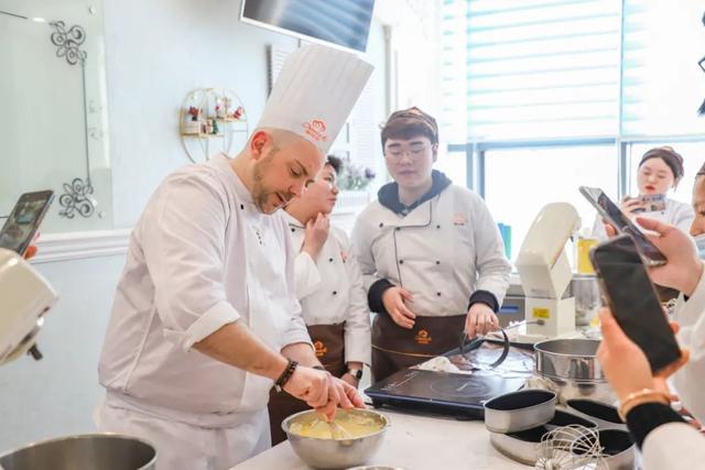 西点师一般要学多久，西点师一般学多久可以工作（学习西点是选择做学徒or正规院校）