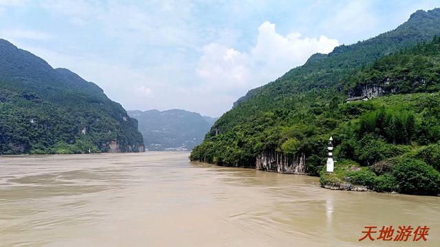 葛洲坝和三峡大坝，长江的水利枢纽三峡葛洲坝（湖北宜昌：乘船过葛洲坝）