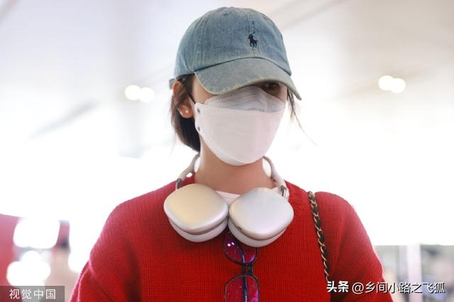 大红色毛衣搭配，红色毛衣搭配指南（章若楠穿红色毛衣低调出行）
