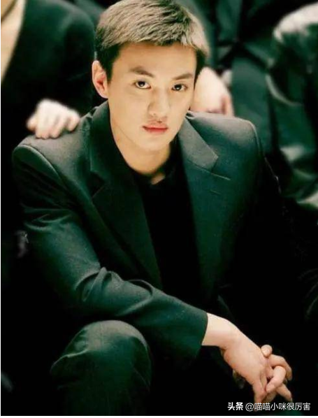 周一围很少营销长相.但不可否认,年轻时的他有种羞涩的帅气.