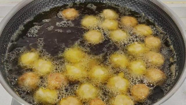 怎么自己做鱼丸，怎么自己做鱼丸吃（切记不要放面粉和淀粉）