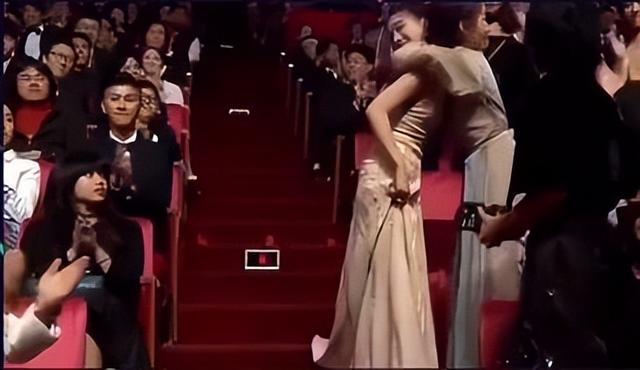 “取向成谜”周冬雨：曾当众内涵马思纯，后与王菲女儿关系引非议
