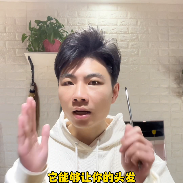 头发又细又软又少短发女生，细软塌的女生到底适合什么发型