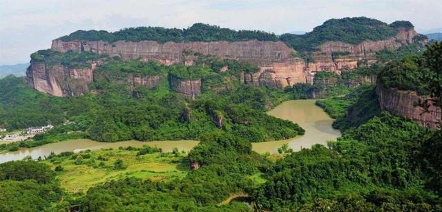 韶关旅游景点，旅游韶关旅游景点（“有山千丈色如丹）