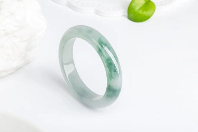 翡翠种水等级划分价格，翡翠等级划分及价格（1万和1000万的翡翠手镯）