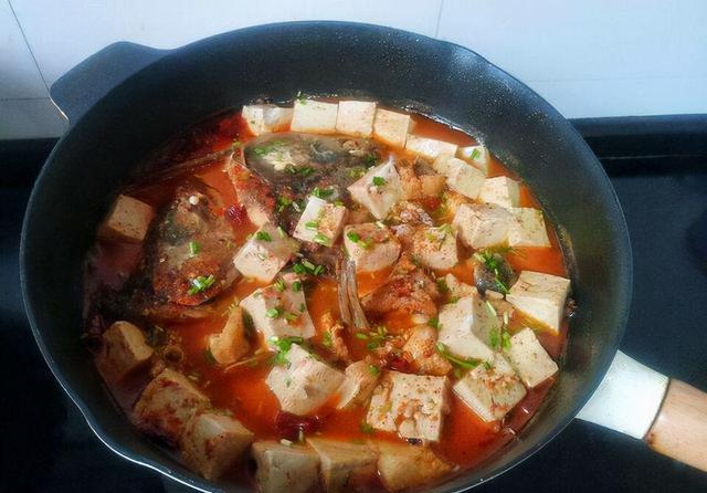 家庭炖鱼做法，烧鱼的做法和配料（鱼肉鲜嫩解馋无腥味）