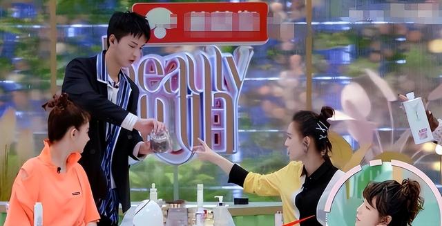 "卑微阔太"黄圣依：两亿零花钱却下跪赵本山，婚后亲自为婆婆洗澡