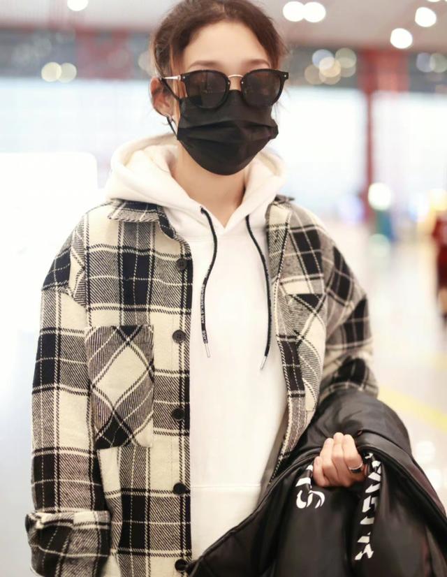 黑白格子衬衫搭配什么外套好看，黑白格子衬衫搭配什么外套好看女（格子衬衫内搭卫衣配破洞牛仔裤）