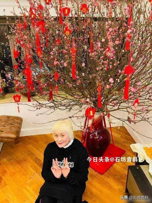 首届沙滩小姐从电影转战电视成金牌司仪，患抑郁症淡出娱乐圈