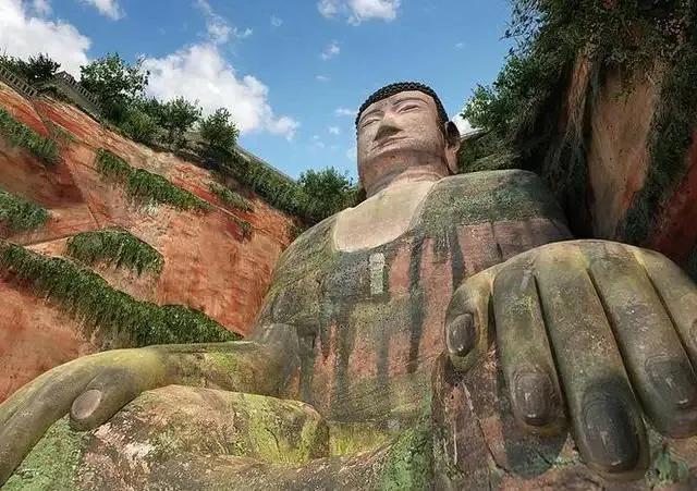 峨眉山乐山大佛，怎样从峨眉山景区到乐山大佛景区（号称中国最大的悬崖石像）