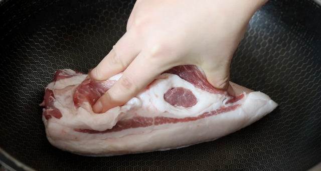 烤猪皮热量多少，猪皮热量高不高（才知道去除猪毛不用火烧）