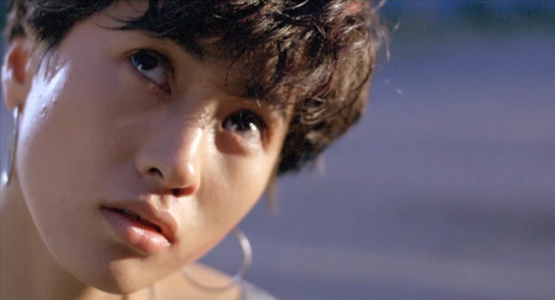 1991年,梁铮为跻身一线上演大尺度动作片,裸背湿身牺牲不小