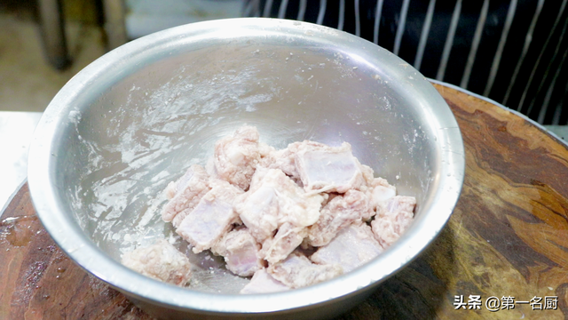 炖排骨汤的做法，清炖排骨汤的做法（放料越多越难吃）