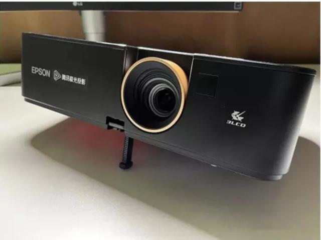 投影仪中灯泡的作用，投影仪中灯泡的作用是什么（2022家用投影仪选哪个光源好）