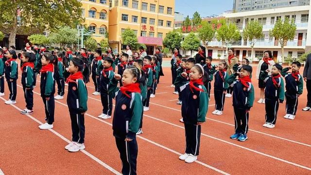 少先队员队徽的含义，少先队员的队旗和红领巾的含义是什么（这些少先队基础知识）