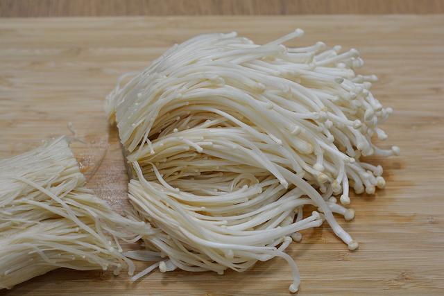 蒸金针菇，蒸金针菇要焯水吗（这道清蒸金针菇清香脆嫩）