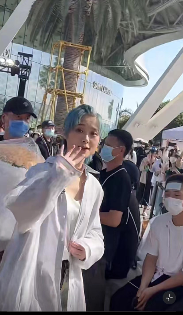 刚染完蓝黑很蓝怎么办，蓝黑染出来偏蓝怎么办（38岁李宇春现身三亚）