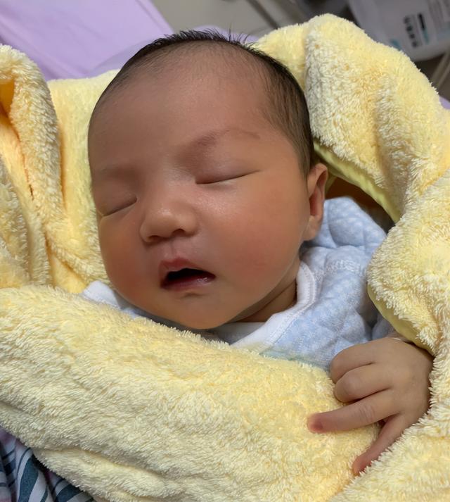 一个月宝宝晚上哭闹因为什么，一个月宝宝晚上哭闹是怎么回事（可能暗示2个信号）