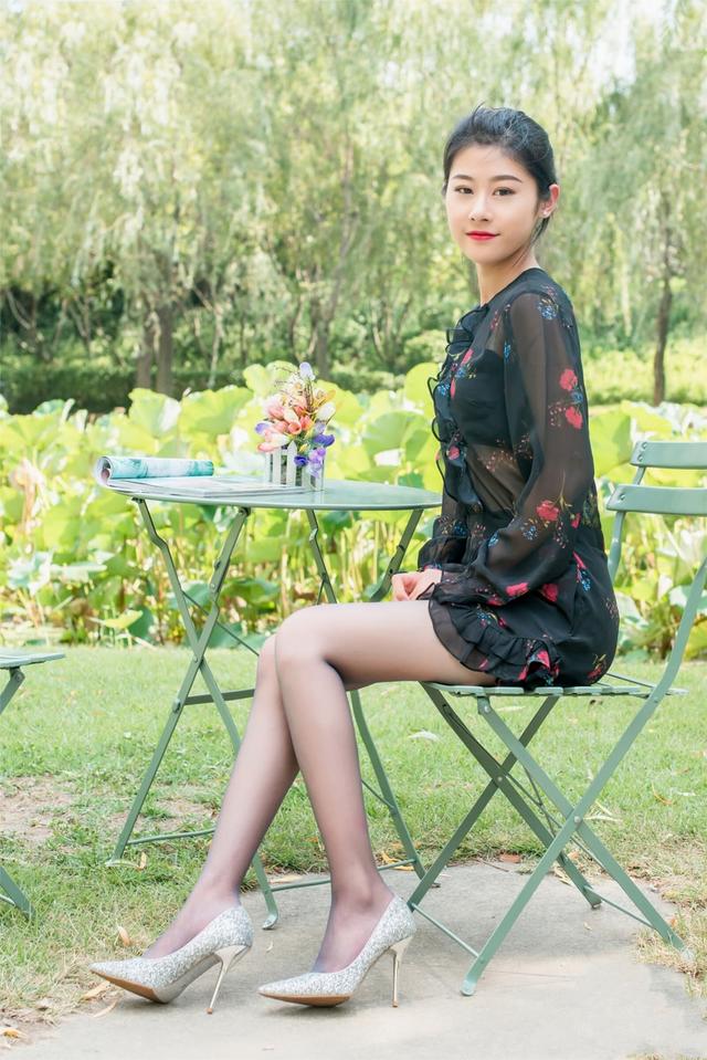 黑色纱裙怎么搭配上衣图片，黑色纱裙怎么搭配上衣（可以搭出小仙女的感觉）